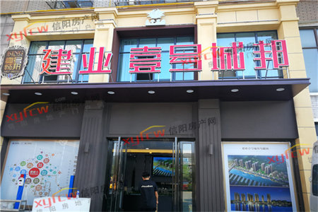 龙城华庭3室2厅1卫121㎡，带车位和附房